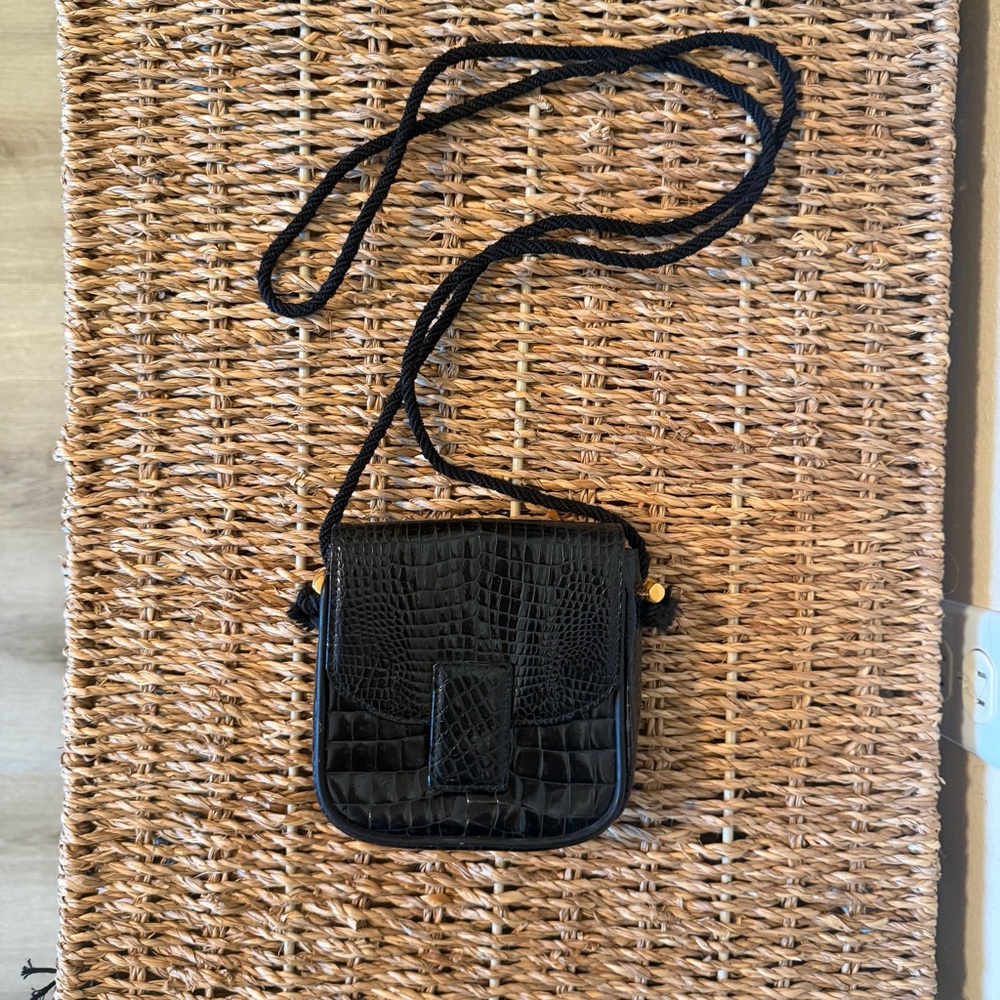 Nigst-Wien Vintage Black Crocodile Pattern Crossbody Bag with Gold Accents - Picture 13 of 13